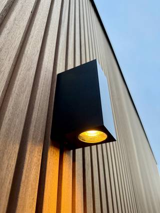 TOPPER! Nieuw op de vastgoedmarkt is deze net gerenoveerde half-open gezinswoning (°2025) met een bewoonbare oppervlakte van maar liefst 154m2.<br /><br />De woning gelegen op een perceel van 422m2 werd volledig en energiezuinig gerenoveerd met aandacht voor afwerking en duurzaamheid. Extra pluspunt is de zij-ingang rechts van de woning die rechtstreeks toegang biedt tot het terras &amp; de tuin. De woning werd gerenoveerd met oog op de toekomst (vloerverwarming , 8 zonnepanelen met 3.560Wp, voorzieningen voor warmtepomp, ...) <br /><br />Verhuizen wordt een plezier: meubels erin en meteen genieten van het comfort!<br />Dankzij een doordachte uitbreiding en hedendaagse afwerking is dit een ideale gezinswoning voor wie op zoek is naar kwaliteit, licht en ruimte.<br /><br />De woonst bestaat uit volgende indeling op het gelijkvloers; een inkomhal met gastentoilet, een functionele berging/wasplaats, aansluitend een knappe volledig geïnstalleerde keuken met eiland (SMEG-toestellen) en voldoende opbergruimte, een lichtrijke leefruimte met zicht op de tuin, een groot en zonnig terras voorzien van wandverlichting en hedendaagse afwerking, een zonnige tuin met verzicht en toegang via de zijkant van de woning tot vooraan;<br /><br />Op de eerste verdieping bevindt zich de nachthal met apart toilet, een comfortabele badkamer met inloopdouche - ligbad en dubbele wastafel en een master-bedroom met dressing;<br /><br />Op de tweede verdieping (te bereiken via een vaste trap) zijn er 2 kinderkamers voorzien.<br /><br />De woning ligt op wandel- en fietsafstand van alle dagelijkse voorzieningen: school, kinderopvang, bakker, slager, apotheek, supermarkt en het openbaar vervoer. De ligging is centrumgericht met een vlotte bereikbaarheid naar de E403 en N32.<br /><br />De gevel werd afgewerkt met een stijlvolle kaleilaag in gebroken wit, wat zorgt voor een mooie, tijdloze uitstraling én extra duurzaamheid tegen weersinvloeden.<br /><br />EPC 196 kWh/m2 (B-Label)<br /><br />+ Volledig kwalitatief gerenoveerd in 2025 <br />+ Energiezuinig wonen met EPC-label B<br />+ Vloerverwarming en 8 zonnepanelen (3.560 Wp)<br />+ Kwalitatieve keuken met eiland op maat (SMEG-toestellen)<br />+ Landelijk verzicht<br />+ Regenput 5.000 liter<br />+ Videofoon<br />+ Zuid-gerichte, diepe tuin met terras, landelijk verzicht en volledige privacy<br />+ Centrale ligging nabij winkels, scholen, fiets- en autoverbindingen<br />+ Zij-ingang (half-open)<br /><br />KOOP DEZE TOPPER RECHTSTREEKS VAN DE EIGENAARS!<br /><br />0495/56.37.99<br /><br />DEZE WONING WORDT VERKOCHT ZONDER VASTGOEDMAKELAAR!<br /><br />Ook beslist om uw eigendom te verkopen? Bespaar de makelaar dankzij onze reeds bewezen succesformule.