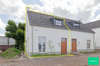 <p><span>Welkom bij dit nieuwbouw project HOEVE PESSEMIER </span></p><p><span> </span></p><p><span>In het hart van de stad Ronse op de oude site van een textielfabriek inclusief de hoeve en het woonerf rijst dit nieuwbouwproject uit de grond.</span></p><p><span> </span></p><p><span>In een eerste fase hebben we de oplevering van 12 woningen op de site, waarvan er reeds 9 verkocht zijn. Bekijk alvast de plannen per woning met 2, 3 of 4 slaapkamers. Is er een zolder dan kan deze ook worden ingericht als bijkomende kamer.</span></p><p><span> </span></p><p><span>De woningen worden afgewerkt met kwaliteitsvolle, duurzame materialen en voldoen aan alle comfort en de hoogste energie normen. In een volgende fase wordt de hoeve met 8 woningen opgeleverd.</span></p><p><span>Volgende entiteiten zijn beschikbaar:</span></p><p><span>-1 gezinswoning met 2 slaapkamers en private tuin met terras;</span></p><p><span>-1 gezinswoning met 3 slaapkamers en private tuin met terras;</span></p><p><span>-1 gezinswoning met 4 slaapkamers en private tuin met terras;</span></p><p><span> </span></p><p><span>Vooraan zijn autostaanplaatsen voorzien die apart kunnen aangekocht worden.</span></p><p><span> </span></p><p><span>Alle vermelde prijzen zijn steeds exclusief BTW en aankoopkosten.</span></p>