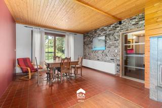 <p>Deze karakteristieke langgevelhoeve met stallen en uitgestrekte weide is gelegen in het groene Peer, nabij Snow Valley en met een vlotte verbinding naar het gezellige stadscentrum. De woning biedt een unieke combinatie van een authentieke uitstraling en een indrukwekkend perceel van circa 2,40 hectare, wat volledige privacy en rust garandeert.</p>
<p><br />De open bebouwing uit 1980 beschikt over een ruime, lichtrijke leefruimte opgedeeld in een sfeervolle zithoek met parket en een eetgedeelte met terracottategels en speksteenkachel. De woning is voorzien van twee badkamers, een wasruimte en een inpandige garage. De verder af te werken zolder biedt ruimte voor extra slaapkamers, terwijl de kelder zorgt voor extra opbergruimte. Dankzij de grote raampartijen geniet u van een prachtig vrij zicht op het eigen groen.</p>
<p><br /><strong>Enkele troeven:</strong></p>
<ul><li>
<p><strong>Groot perceel (2,40 ha):</strong> Optimale privacy, perfect voor grazers of liefhebbers van ruimte.</p>
</li><li>
<p><strong>Authentieke elementen:</strong> De houten schrootjesplafonds en speksteenkachel zorgen voor een gezellige, landelijke sfeer.</p>
</li><li>
<p><strong>Privacy:</strong> Volledig omringd door volwassen bomenrijen, zonder inkijk.</p>
</li></ul>
<p><strong>Belangrijke info voor de koper:</strong> Bij een particuliere aankoop dient een functiewijziging naar zonevreemde woning te worden aangevraagd. Aan deze vergunning worden lasten en voorwaarden gekoppeld. Zo dienen alle niet-functionaliteitsgebouwen afgebroken te worden. Een deel hiervan kan behouden blijven (mits voldaan aan de gestelde voorwaarden) en aangepast worden naar paardenstal. Voor meer gedetailleerde vragen hierover lichten wij u graag in via impact@era.be of op 089 46 48 63. Khaz helpt je graag verder.</p>