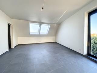Recent (bouwjaar 2022) appartement in het centrum van Kaprijke op wandelafstand van winkels, school, horeca, ... én vlotte verbinding via E34.<br /><br />Het moderne appartement is zeer energiezuinig en praktisch ingericht. <br /><br />Indeling: inkomhal met toilet, eet-en leefruimte met geïnstalleerde keuken, berging en terras. Op de verdieping zijn er nog 2 ruime slaapkamers en een badkamer.<br /><br />Achteraan is er een garage met automatische poort inbegrepen. <br /><br />Vrij vanaf 1/12/2026.<br /><br />Huurprijs is 900 euro/maand + 20 euro gemeenschappelijke kosten/maand. <br /><br />Interesse? Contacteer ons per mail mét vermelding van uw gsm-nr, op vastgoed@aclea.be