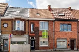 <p><span>Dit </span><span>volledig te renoveren huis</span><span> te koop is gelegen aan de Plezantstraat, op wandelafstand van talloze winkels, voorzieningen voor sport en ontspanning en scholen. Ook het station van Sint-Niklaas en verbindingsbanen richting Stekene en de E17 bevinden zich in de nabije omgeving.</span></p><p><span>Dit huis daterend van </span><span>1936 </span><span>telt heel wat positieve kenmerken waaronder een </span><span>ruime tuin</span><span> én een </span><span>bruikbare vloeroppervlakte</span><span> van </span><span>147m² </span><span>(cfr. EPC). </span></p><p><span>Gelijkvloerse verdieping</span></p><p><span>- inkomhal </span></p><p><span>- woonkamer </span></p><p><span>- eetruimte</span></p><p><span>- keuken </span></p><p><span>- badkamer bestaande uit een toilet, wastafel en douche</span></p><p><span>- fantastische ruime tuin </span></p><p><span>Eerste verdieping</span></p><p><span>- eerste slaapkamer 11.5m² </span></p><p><span>- tweede slaapkamer 17m²</span></p><p><span>Tweede verdieping</span></p><p><span>- derde slaapkamer 35.5m² onder het dak </span></p><p><span>Troeven</span></p><p><span>- centrale ligging in Sint-Niklaas</span></p><p><span>- ruime tuin </span></p><p><span>- drie ruime slaapkamers</span></p><p><span>Dit pand kan onderhevig zijn aan de renovatieverplichting die door de Vlaamse overheid wordt opgelegd voor residentiële gebouwen. Consulteer voor meer informatie de website van het Vlaams Energie- en Klimaatagentschap via </span></p><p><span><span>https://www.vlaanderen.be/veka/energie-en-klimaatbeleid/vlaamse-langetermijnrenovatiestrategie-voor-gebouwen-2050</span></span></p><p><span> </span></p><p><span>Ben jij geïnteresseerd in dit te renoveren huis te koop in centrum Sint-Niklaas, ben je op zoek naar ander vastgoed, een investering of wens je de waarde van jouw eigendom te kennen? Dan ben je bij BOLT immo aan het juiste adres! Wij helpen jou graag verder.</span></p><p><span> </span></p>