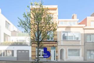 Ontdek deze uitzonderlijk ruime woning met een topligging in Oostende! Gelegen vlakbij een bushalte, op korte afstand van de autosnelweg en op slechts tien minuten fietsen van het bruisende stadscentrum, geniet u hier van een uitstekende bereikbaarheid. Dit vertaalt zich in een indrukwekkende mobiscore van maar liefst 9/10.<br /><br />Met een bewoonbare oppervlakte van 208 m² biedt deze woning een zee aan ruimte en mogelijkheden. Oorspronkelijk ingericht als drie appartementen, werd het pand door de huidige eigenaar opnieuw omgevormd tot één ruime gezinswoning. Dit maakt het geheel bijzonder veelzijdig en interessant voor diverse woon- of investeringsprojecten.<br /><br />De woning kreeg reeds de nodige zorg en aandacht, maar biedt nog ruimte voor verdere afwerking naar eigen smaak en wensen — een unieke kans om uw droomwoning volledig te personaliseren.<br /><br />Met 5 slaapkamers, een EPC-label D en een conforme elektrische keuring beschikt u bovendien over een solide basis om verder op te bouwen.<br /><br />Laat u verrassen door de charme en het potentieel achter deze prachtige voorgevel. Plan vandaag nog uw bezoek en ontdek zelf de mogelijkheden van deze unieke eigendom!