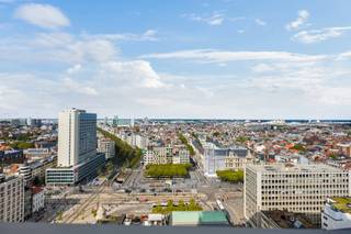 Welkom in de iconische Antwerp Tower, de maatstaf van modern wonen met een prachtig uitzicht over de stad. Dit exclusieve tweeslaapkamerappartement op de 17de verdieping biedt dan ook een unieke woonervaring. <br /><br />Doordat je op 17de verdieping leeft, woon je letterlijk boven het bruisende stadsleven. Winkels, cultuur, gastronomie en openbaar vervoer bevinden zich hier allemaal binnen handbereik. Vanuit het appartement stap je zo de De Keyserlei, de Meir of de Opera tegemoet. Tegelijkertijd geniet je, hoog boven de stad, van een uitzonderlijk gevoel van rust, privacy en ruimte. Een unieke woonplek die erin slaagt de dynamiek van Antwerpen, design, luxe en bovenal het uitzicht, te combineren tot een woonbeleving van een ander niveau. <br /><br />Via de centraal gelegen inkomhal, dewelke is voorzien van een toilet en een handige berging, heeft men toegang tot alle ruimtes van het appartement. De leefruimte beschikt over raampartijen die het levendige canvas van de stad weerspiegelen met aansluitend de goed uitgeruste open keuken. <br /><br />Verder zijn er nog twee slaapkamers die alle comfort en rust bieden en een badkamer met inloopdouche en wastafelmeubel.<br /><br />Het terras, ter bereiken vanuit de leefruimte en vanuit de slaapkamers, met uitzicht over de stad. <br /><br />Het comfort wordt alleen nog maar verhoogd door de aanwezigheid van een extra berging en een optioneel aan te kopen, ondergrondse parkeerplaats aan €50.000. (laadpaal wordt nog geïnstalleerd) <br /><br />EPC 58 = A