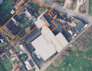 Op een perceel van 2.283 m² vindt u deze unieke eigendom die wonen en werken naadloos combineert. De ruime villa (375 m²) ademt karakter en...