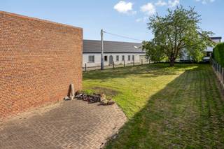 Onze-Lieve-Vrouw-Lombeek –Bent u op zoek naar een ruime en verzorgde woning met een aangename tuin, een veelzijdige gelijkvloerse verdieping en mogelijkheden om de woning verder naar eigen wens in te richten? Dan is deze ruime halfopen bebouwing, gebouwd in 1968, zeker het ontdekken waard.

De woning werd doorheen de jaren goed onderhouden en op verschillende belangrijke punten vernieuwd. Zo werd de gasketel vernieuwd in 2020 en werd het dak in 2024 volledig geïsoleerd en vernieuwd. Mede hierdoor beschikt de woning over een EPC-label D met een energiescore van 314 kWh/m² (EPC-certificaat nr. 3752307). Hierdoor valt de woning momenteel niet onder de renovatieverplichting.

Een bijzonder grote troef is de ruime gelijkvloerse verdieping van circa 130 m², aangevuld met een garage van circa 30 m². Dankzij de royale oppervlakte en de hoge sectionaalpoort biedt deze ruimte heel wat mogelijkheden, bijvoorbeeld voor een zelfstandige activiteit, hobbyruimte, atelier, opslag of extra functionaliteit voor het gezin.

Via de inkomhal met trap bereikt u de eerste verdieping. Hier bevinden zich drie slaapkamers, badkamer, een douchekamer, een keuken en een ruime leefruimte.

Ook buiten heeft deze woning heel wat te bieden. De woning beschikt over een ruime en groene tuin, die mits de nodige vergunningen en eventuele aanpassingen nog verder functioneel kan worden verbonden met het woonverdieping, bijvoorbeeld via een trap of een terras op hoogte. (zie simulatiefoto)

Troeven van deze woning:
268 m² bewoonbare oppervlakte
Ruime perceelbreedte van circa 18 meter aan de straatzijde
Gelijkvloerse verdieping van circa 130 m² + garage van circa 30 m²
Hoge sectionaalpoort, ideaal voor zelfstandige, hobbyist of atelier
Nieuw en geïsoleerd dak (2024)
Gasketel vernieuwd in 2020
EPC-label D – 314 kWh/m².jaar
Ruime, groene tuin
Tal van mogelijkheden om de woning verder naar eigen smaak in te richten
Geen overstromingsgebied: P-score A, G-score A

Een woning met veel ruimte, een interessante multifunctionele gelijkvloerse verdieping en een mooi potentieel, gelegen in het landelijke en residentiële Onze-Lieve-Vrouw-Lombeek.

Interesse? Neem gerust contact op voor meer informatie of een bezoek.

Jessie Deneve
CasaConsult
jessie.deneve@casaconsult.be
0465 09 14 49