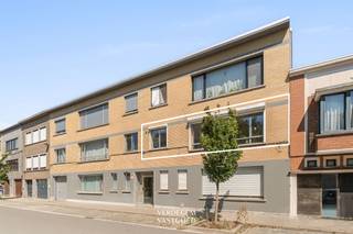 <p><span>Ligging<br /></span><span>Rustig wonen op een steenworp van de stad.<br />Een brede, kalme straat met parkeergelegenheid voor de deur, en in een handomdraai ben je op de Antwerpsesteenweg met al zijn winkels, horeca en openbaar vervoer.<br /><br /></span><span>Knap appartement met veel lichtinval, terras, garage en 2 slaapkamers<br /></span><span>Je stapt binnen in een verzorgde jaren '60-residentie met een lichtrijke inkom en een open trap.<br />Het appartement ligt op de eerste verdieping en meteen bij binnenkomst voel je de fijne vibe.<br /><br />Een brede hal met vestiairekast is uiterst praktisch en het centrale punt van het appartement. <br />Achter de dubbele glazen deur vind je de gezellige leefruimte met prachtig parket, een schouw en grote ramen die uitzicht geven. <br />Via de hal en de living kan je naar de keuken, die verrassend ruim is.<br />De badkamer is ingericht met een douche/zitbad, bidet en lavabomeubel, het toilet is apart.<br />Twee volwaardige slaapkamers, elk met eigen bergruimte bevinden zich rustig, aan de achterzijde van het gebouw.<br />Een slaapkamer geeft toegang tot het terras, waar je uitkijkt op volwassen bomen. <br />Tenslotte is een berging in de kelder en een garage (bij te kopen aan 25.000 euro).<br /><br /></span><span>Troeven<br /></span><span>/ EPC B<br />/ ruim en gezellig appartement<br />/ garage op terrein (extra bij te kopen)<br />/ terras met zicht op bomen<br />/ instapklaar<br /><br /><br /></span></p>