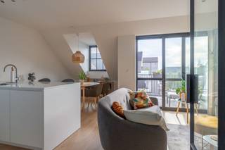 Instapklare duplex met hoogwaardige afwerking in hartje Tielen.<br /><br />In de recente residentie “Tielenhof” bevindt zich dit stijlvolle duplex dakappartement van maar liefst 138 m². Van zodra u binnenkomt, valt de aangename en open sfeer op. De leefruimte met parketvloer geniet dankzij de grote raampartijen van een overvloed aan natuurlijk daglicht en vormt samen met de open keuken een gezellige woonomgeving. Het aansluitende terras biedt een fijne plek om buiten te genieten.<br /><br />De moderne keuken werd volledig uitgerust met kwalitatieve toestellen en sluit naadloos aan op de woonruimte. Een praktische berging zorgt voor extra opslagruimte en beschikt over aansluitingen voor wasmachine en droogkast.<br /><br />Op de eerste woonlaag bevindt zich achteraan een ruime slaapkamer met warme parketvloer en een stijlvolle badkamer voorzien van een dubbel lavabomeubel en een comfortabele inloopdouche.<br /><br />De bovenverdieping omvat een bijzonder ruime slaapkamer onder het dakgebinte, wat zorgt voor een unieke en sfeervolle uitstraling. Aansluitend bevindt zich een tweede badkamer met inloopdouche, lavabo en toilet. Dankzij deze indeling geniet elke slaapkamer van haar eigen badkamer, een absolute meerwaarde voor koppels, gezinnen of gasten.<br /><br />Het appartement werd afgewerkt met duurzame, hoogwaardige materialen en verkeert in uitstekende staat. De combinatie van strakke architectuur, neutrale kleuren en kwalitatieve afwerking zorgt voor een tijdloos interieur dat onmiddellijk een gevoel van thuis creëert. Ook is gebruik gemaakt van moderne technieken; zonnepanelen, airco, … wat resulteert in een zeer energiezuinig E-peil.<br /><br />Verder beschikt het appartement over een ruime ondergrondse berging en een dubbele autostaanplaats, geschikt voor twee wagens of extra fietsenstalling. De koper is verplicht deze bij aan te kopen voor € 35.000,-.<br /><br />Residentie Tielenhof ligt op wandelafstand van de markt, winkels, openbaar vervoer en het station van Tielen, waardoor u geniet van een uitstekende bereikbaarheid en alle voorzieningen binnen handbereik.<br /><br />Troeven
<ul>
<li><span>Recent appartement (bouwjaar 2023)</span></li>
<li><span>Bruto oppervlakte van 138,41 m²</span></li>
<li><span>Lichtrijke leefruimte met schuifraam</span></li>
<li><span>2 ruime slaapkamers en 2 badkamers</span></li>
<li><span>Hoogwaardige afwerking met parketvloeren</span></li>
<li><span>Energiezuinig appartement met EPC-label A</span></li>
<li><span>Zonnepanelen, airco en ventilatiesysteem D</span></li>
<li><span>Ondergrondse berging en dubbele autostaanplaats</span></li>
<li><span>Centrale ligging nabij markt, winkels en station</span></li>
</ul>
Een instapklaar appartement voor wie op zoek is naar ruimte, comfort en een hoogwaardige woonkwaliteit op een centrale locatie in Tielen.<br /><br />Voor meer informatie of een bezoek ter plaatse:<br />📞 0496 51 10 10<br />✉️ christoffel@vastgoedpicavet.be<br /><br />