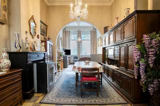 Authentiek herenhuis te koop in Ieper met 3 kamers en ruime zolder. Dit huis te koop in de Fochlaan is uitermate geschikt voor wie op zoek is naar een karaktervolle woning op wandelafstand van de Grote Markt. De woning heeft ruime slaapkamers, een gezellige stadstuin en een volledig in te richten zolder. De woning is te renoveren. Het dak en onderdak is reeds vernieuwd!INDELINGGelijkvloers: Inkomhal - woonkamer met salon en eetplaats - keuken - wc - tuinberging - gezellige stadstuin.Eerste verdieping: Nachthal - badkamer met lavabomeubel, ligbad en toilet - twee ruime slaapkamers.Tweede verdieping (vaste trap): Ruime zolder met zolderkamer (twee kamers mogelijk).Verder heeft deze woning nog een droge kelder.Dit pand is onderworpen aan de renovatieverplichting van de Vlaamse overheid voor residentiële gebouwen (behoudens bij sloop binnen 5 jaar na de aankoop). Consulteer voor meer informatie de website van het Vlaams Energie- en Klimaatagentschap via https://www.vlaanderen.be/een-woning-kopen/renovatieverplichting-voor-residentiele-gebouwenBestuursmaatregelen in het maatregelenregister: nee