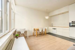 <p>Dit appartement in hartje Antwerpen combineert een centrale ligging met praktisch wooncomfort. Dankzij de toplocatie geniet u van winkels, horeca, openbaar vervoer en culturele hotspots op wandelafstand. De woning is interessant voor zowel bewoners als investeerders die op zoek zijn naar een appartement in een levendige stadsomgeving. De praktische indeling en de aanwezige voorzieningen zorgen voor een aangename woonervaring in het bruisende centrum van Antwerpen.</p>
<p>Belangrijkste ruimtes:<br />• Woonkamer met aangename leefruimte en natuurlijke lichtinval.<br />• Keuken uitgerust met elektrische kookplaat, oven, dampkap, vaatwasser en enkele spoelbak.<br />• Slaapkamer met ingemaakte kasten.<br />• Badkamer voorzien van douche, toilet en enkele wastafel.</p>
<p>Troeven:<br />• Toplocatie in het centrum van Antwerpen.<br />• Winkels, restaurants en openbaar vervoer binnen handbereik.<br />• Interessant appartement voor zowel eigen bewoning als investering.</p>
<p>Neem vandaag nog contact op met je ERA-makelaar voor een bezoek. JOUW DROOMAPPARTEMENT. ZO GEVONDEN!</p>