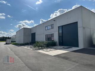 Nieuwbouw KMO-unit met een oppervlakte van<strong> 360 m²</strong> en 2 privatieve parkeerplaatsen te koop op een terrein van 399 m² langs de Olekenbosstraat, op amper 900 m van de Vichtsesteenweg met een onmiddellijke verbinding naar de E17 exit Deerlijk.<br /><br />De casco opslagruimte (brandklasse C) met een <strong>vrije hoogte van 6 m</strong> is uitgerust met een automatische sectionale poort (4 m B x 4,50 m H) met aparte toegangsdeur en<strong> raampartij</strong>, lichtstraat en polybetonvloer. De loods maakt deel uit van de gloednieuwe ontwikkeling "Reynaertsite" bestaande uit 15 KMO-units met buitenterrein te koop met oppervlaktes van 215 m² tot 430 m², samenvoegbaar. <br /><br />De bedrijfsgebouwen zijn geschikt voor productie, stockage, ... <br />Onmiddellijk beschikbaar!<br /><br />Contacteer <strong>PANORAMA</strong> <strong>B2B</strong> voor bijkomende (technische) inlichtingen, plannen of een vrijblijvend plaatsbezoek <strong>056 222 256</strong>.