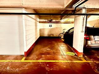 <p>Deze <strong>ondergrondse autostaanplaats</strong> is gelegen in een goed onderhouden residentie en biedt een <strong>veilige en comfortabele parkeeroplossing</strong>.</p>
<p>De staanplaats bevindt zich in een afgesloten ondergrondse garage, toegankelijk via een automatische poort. Dankzij de <strong>goede manoeuvreerruimte</strong> is de staanplaats vlot bereikbaar en geschikt voor een <strong>standaard personenwagen</strong>.</p>
<p><strong>Troeven:</strong></p>
<ul>
<li>
<p>Ondergrondse, afgesloten parking</p>
</li>
<li>
<p>Automatische poort</p>
</li>
<li>
<p>Vlotte in- en uitrit</p>
</li>
<li>
<p>Ideaal voor eigen gebruik of als investering</p>
</li>
<li>
<p>Geschikt voor bewoners of omwonenden</p>
</li>
</ul>
<p>Interessante opportuniteit voor wie op zoek is naar een <strong>zorgeloze parkeeroplossing</strong> of een <strong>rendabele investering</strong> in de buurt.</p>