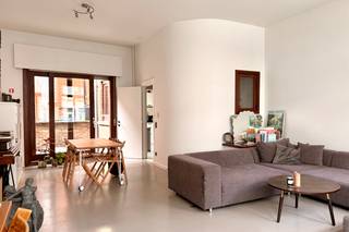 <p><strong>Welkom in dit toffe triplex-appartement ('s eigenlijk bijna een huis, hé) met drie slaapkamers én terras. Hier kom je thuis in het centrumste centrum van Antwerpen, waardoor jij nooit iets hoeft te missen. Het openbaar vervoer ligt (letterlijk) aan je voeten - en de winkels schuilen achter hoek: klopt, de Meir is vanaf nu jouw achtertuin! Je staat hier zo aan Opera of de Ossenmarkt. Hier heb je licht, ruimte en charme.</strong><br /><br /><strong>Leven en koken op 't eerste<br /></strong>Je komt dit appartement binnen op de eerste verdieping, waar de lichtrijke en gigantische leefruimte je verwelkomt. Hier vind je eveneens de keuken terug: je hoeft dus geen trappen te doen na 't koken! <br /><br /><strong>Slapen en tot rust komen op 't tweede <br /></strong>Wandel je de draaitrap op, dan kom je de eerste twee - opvallend ruime - slaapkamers tegen. 'Kiezen verliezen' is hier dus niet van toepassing! Verder vind je hier ook de badkamer, die uitgerust is met een ligbad, douche en wastafel. Hier vind je trouwens ook de aansluiting voor wasmachine terug. En, goed nieuws: het toilet is apart!<br /><br /><strong>Nog eens slapen en aperitieven op 't derde</strong><br />En volg je de trap vervolgens nog een verdiepje hoger? Dan kom je terecht in de master bedroom, met aansluitend een zalig, zuidgericht terras. Aperitieven, hoog boven jouw Stad? Dat wordt vanaf nu dagelijkse kost...<br /><br /><strong>En dan, het allerbelangrijkste...</strong> <br />Deze knapperd is vanaf 1 september beschikbaar, aan een huurprijs van €1.380. De maandelijkse kosten bedragen €200 en dekken al je nutsvoorzieningen. Overtuigd? Vraag snel een bezoek aan!</p>