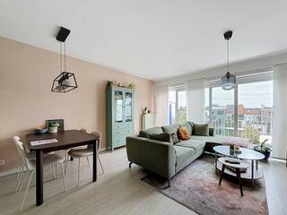 Vous recherchez un lieu de vie élégant à Deurne ? Cet appartement bien entretenu situé au troisième étage, facilement accessible par ascenseur, offre tout ce dont vous avez besoin pour louer en toute sérénité ! Situé dans la confortable Lundenstraat, vous bénéficierez d'une excellente accessibilité à Anvers et aux principaux axes routiers de la ville. Les commerces, les écoles et le quartier verdoyant de Rivierenhof sont accessibles à pied.<br /><br />Aménagement du troisième étage avec ascenseur :<br /><br />-Espace de vie et cuisine (22,5 m²) : salon confortable avec une cuisine ouverte entièrement équipée avec tous les appareils intégrés nécessaires.<br />-Terrasse (9,6 m²) : terrasse agréable et spacieuse pour se détendre à l'extérieur.<br />-Chambre 1 (10,6 m²) : chambre principale spacieuse et calme.<br />-Chambre 2 (6,6 m²) : deuxième pièce pratique, idéale comme espace de travail ou pour les enfants.<br />-Salle de bain (4,1 m²) : salle de bain moderne avec douche à l'italienne et double vasque.<br />-Toilettes séparées : coin toilette séparé.<br />-Rangement : rangement intérieur pratique avec connexion pour machine à laver et sèche-linge.<br /><br />Détails :<br /><br />-Troisième étage avec ascenseur<br />-Chauffage efficace au gaz naturel avec compteurs individuels<br />-Possibilité de louer une place de parking privée à 100 euros/mois<br />-Local à vélos commun dans le bâtiment<br />-Emplacement central à proximité des transports en commun, des parcs et des magasins à Deurne<br />-ÉPC :<br />-Coûts communs 95 euros par mois<br /><br />Vous rêvez de cette belle propriété à louer ? Ou vous cherchez depuis longtemps à louer un appartement prêt à emménager à Deurne ? Cette fantastique propriété est maintenant disponible à la location !