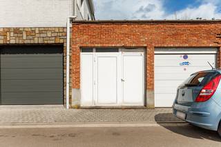 Dit veelzijdige pand combineert een ruime polyvalente ruimte van circa 300 m² met een volledig gerenoveerde triplexwoning van 151 m², waardoor het tal van mogelijkheden biedt voor ondernemers, creatievelingen, zelfstandigen of investeerders.<br /><br />De gelijkvloerse ruimte werd jarenlang gebruikt als professionele opnamestudio en beschikt over indrukwekkende volumes dankzij de royale plafondhoogte. Hierdoor leent deze ruimte zich voor uiteenlopende bestemmingen zoals een atelier, showroom, kantoorruimte, creatieve werkplaats, evenementenruimte, fitnessstudio, opslagruimte of andere professionele activiteiten (onder voorbehoud van de geldende stedenbouwkundige voorschriften).<br />Een grote troef is de dubbele toegang via zowel de Gasthuisveldstraat als de Ijzerstraat, wat zorgt voor een uitstekende bereikbaarheid en een bijzonder praktische circulatie voor klanten, leveranciers of medewerkers.<br /><br />Boven de polyvalente ruimte bevindt zich een smaakvol gerenoveerde triplexwoning met een bewoonbare oppervlakte van 151 m². De woning biedt een comfortabele en praktische indeling, verspreid over drie niveaus, en beschikt over drie volwaardige slaapkamers, een lichtrijke leefruimte, een moderne keuken en badkamer, evenals een aangenaam terras waar u in alle rust kunt genieten. Dankzij de aparte woonfunctie combineert u moeiteloos wonen en werken op één locatie, met alle comfort van een volwaardige gezinswoning terwijl uw professionele activiteit zich letterlijk onder hetzelfde dak bevindt.<br />De ligging vormt zonder twijfel een extra troef. Gelegen nabij het centrum van Mechelen geniet u van een uitstekende bereikbaarheid.<br /><br />Voor meer info en grondplannen, bezoek www.wellimmo.net of contacteer Zaka 0483/57.72.79<br />