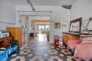 Charmante woning uit 1920 met tal van renovaties, rustig gelegen in het centrum van Beersel. Deze instapklare gezinswoning combineert karakter...