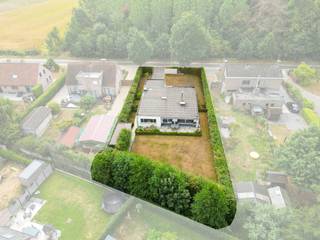 Deze ruime woning, gelegen aan Kuitenberg 29 te Lievegem, bevindt zich op een mooi perceel van maar liefst 1.150 m² en biedt met een bewoonbare oppervlakte van 217 m² heel wat ruimte en mogelijkheden.<br /><br />De woning werd gebouwd in 1976 en beschikt over een praktische en comfortabele indeling.<br /><br />U wordt verwelkomd in de inkomhal, die toegang biedt tot de ruime woonkamer, open bureauruimte en keuken. Verder beschikt de woning over een badkamer met ligbad en douche en drie volwaardige slaapkamers. De inpandige garage zorgt voor extra comfort en praktische bergruimte.<br /><br />Buiten geniet u van een ruim terras en een royaal perceel rondom de woning. Een aangename plek om in alle rust van de buitenruimte te genieten. Het aanwezige tuinhuis biedt bovendien extra opbergruimte voor tuinmateriaal, fietsen of andere benodigdheden.<br /><br />Troeven: ruim perceel van 1.150 m² – 217 m² woonoppervlakte – 3 slaapkamers – inpandige garage – tuinhuis - ruim terras.