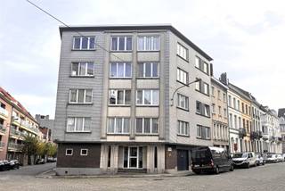 <h3><span>Turnkey 2-bedroom apartment for rent in Kortrijk</span></h3><p><span>Peter Benoitstraat 7,</span><span> Kortrijk<br />930/month<br />Garage</span><span>to rent for 50/month</span></p><p><span>Fully renovated apartment with a bright living space, modern kitchen with cooking island and breakfast bar, two bedrooms, office space and stylish bathroom with walk-in shower.</span></p><p><span>The apartment is finished with quality materials and offers a contemporary feel in a quiet but central location near stores, restaurants and public transport.</span></p><p><span>Advantages:</span><span> ready to move in, lots of light, modern finish, possibility of garage.</span></p><p><span>Ideal for those who want to live comfortably and carefree in the heart of Kortrijk.</span></p><p><span>Contact us for a visit!</span></p>