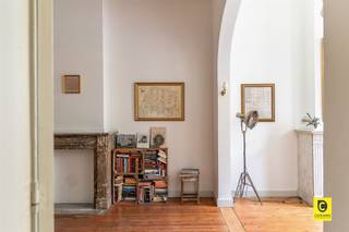 <p><span>Charmant appartement met stadskoer nabij Zurenborg !</span></p><p><span>Op de Plantin en Moretuslei 82 bevindt zich dit karaktervolle appartement van ca. 91 m² op het gelijkvloers van een statig burgerhuis in eclectische stijl, ontworpen door Louis De Vooght. De gevel springt meteen in het oog dankzij de harmonieuze combinatie van natuursteen, grote raampartijen en een sierlijke erker met balustrade die zorgt voor een elegante uitstraling.</span></p><p><span>Locatie</span><span><br />De Plantin en Moretuslei staat bekend om haar prachtige, statige appartementsgebouwen en burgerhuizen, die samen zorgen voor een unieke en architecturaal rijke straatbeleving. U woont hier op een centrale en vlot bereikbare locatie, met winkels, openbaar vervoer en belangrijke invalswegen in de onmiddellijke nabijheid. Bovendien bevindt de gegeerde wijk Zurenborg zich op wandelafstand, gekend om haar charmante pleinen, gezellige cafés en indrukwekkende art-nouveau-architectuur. Een ideale combinatie van stedelijke dynamiek en karaktervol wonen.</span></p><p><span>Indeling</span><span><br />Bij het betreden van het appartement wordt u meteen verwelkomd in een indrukwekkende leefruimte van ca. 36 m², waar authenticiteit en charme centraal staan. De prachtige hoge plafonds (ca. 4 meter!), de authentieke planchévloer en de twee marmeren sierhaarden zorgen voor een unieke sfeer en een uitzonderlijk gevoel van ruimte. De leefruimte biedt meer dan voldoende plaats voor zowel een ruime zithoek als een grote eettafel.</span></p><p><span>Via een elegante dubbele deur bereikt u de open keuken, die naadloos aansluit op de leefruimte. De keuken is volledig uitgerust en biedt bovendien de mogelijkheid om een keukeneiland te installeren voor extra comfort en werkruimte.</span></p><p><span>Aansluitend bevindt zich een praktische was- en bergruimte met plaats voor een wasmachine, droogkast en bijkomende opslag. Hier vindt u eveneens het aparte gastentoilet.</span></p><p><span>Vanuit de wasruimte heeft u toegang tot het privatieve terras van ca. 6 m². Via een trap bereikt u de onderliggende koer, die nog tal van mogelijkheden biedt om een gezellige buitenruimte of een groen hoekje te creëren.</span></p><p><span>De ruime slaapkamer van ca. 17 m² beschikt eveneens over een authentieke schouw en biedt voldoende plaats voor extra kasten of een dressingoplossing. Aansluitend bevindt zich de ensuite badkamer, uitgerust met een ligbad met douchekop en een lavabo met spiegel. </span></p><p><span>Als extra troef beschikt het appartement over een zeer ruime, individuele kelderberging, ideaal voor het opbergen van fietsen, voorraad of seizoensmateriaal.</span></p><p><span>Troeven</span><span>:</span></p><ul><li><span>Kleinschalig gebouw (slechts 4 eigenaars)</span></li><li><span>Geen maandelijkse gemeenschappelijke kosten</span></li><li><span>Authentieke elementen (sierhaarden, hoge plafonds 4m! )</span></li><li><span>Gunstig EPC (label C)</span></li><li><span>Asbestveilig</span></li><li><span>Elektriciteit conform</span></li><li><span>Dak volledig gerenoveerd en geïsoleerd (2024)</span></li><li><span>Voorgevel gezandstraald (2022)</span></li><li><span>Verwarming Lucht/lucht via warmtepomp</span></li></ul><p><span> </span></p><p><span>Een uniek appartement boordevol charme en karakter, ideaal voor wie stijlvol wil wonen op een centrale locatie in Antwerpen.</span></p><p><span> </span></p>