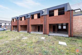 In het rustige Hingene worden vier nieuwbouwwoningen opgetrokken. Volgens velen de mooiste deelgemeente van Bornem door zijn gezellige centrum, kasteel d'Ursel en het rondomliggend park. Het project is gelegen op een rustige doch centrale locatie, op wandelafstand van winkels, scholen en het park.<br /><br />Het project bestaat uit één halfopen en drie gesloten bebouwingen, allen voorzien van het hedendaagse comfort.<br /><br />Deze woningen onderscheiden zich door hun krachtige vormgeving in warme rode baksteen. De strakke belijning en het doorlopende metselwerk geven het geheel een tijdloze uitstraling. De verticale raampartijen zorgen voor een subtiel ritme in de gevel en brengen op een verfijnde manier licht binnen. Het hellend dak versterkt het tijdloze, huiselijke karakter en maakt van dit project een hedendaagse interpretatie van klassiek wonen. Een ontwerp dat authenticiteit en modern wooncomfort moeiteloos verenigt.<br /><br />De woningen zullen bijna-energieneutraal zijn. Er wordt gebruik gemaakt van een warmtepomp in combinatie met vloerverwarming en de nodige isolatie.<br /><br />Als kers op de taart zijn de woningen voorzien van een zuidwest-gerichte tuin met aangelegd terras.<br />Genieten van een aperitief was nog nooit zo aangenaam.<br /><br />Parkeren vormt geen probleem, dankzij de autostaanplaatsen achteraan.<br /><br />De woningen worden volledig en kwalitatief afgewerkt tot in de puntjes.<br /><br />Wens je meer informatie over deze kwalitatieve nieuwbouwwoningen?<br />Contacteer ons gerust via info@julimmo.be of 03 303 39 36.