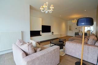 Zeer goed verzorgde en grotendeels gerenoveerde woning, gelegen op een gunstige locatie in Hemiksem. De woning werd in 2018 grondig gerenoveerd en is bijzonder goed onderhouden.<br /><span><span><span><span><span><span><span><span><span><span><span><span><span><span>De woning omvat een ruime woonkamer, een volledig ingerichte keuken met kwaliteitsvolle toestellen, </span><span>3 slaapkamers</span><span> waarvan de master bedroom beschikt over een dressing, en een grote badkamer met inloopdouche, ligbad, toilet en dubbele lavabo. Verder is er een praktische berging met aansluitingen voor wasmachine en droogkast.</span></span></span></span></span></span></span></span></span></span></span></span></span></span><br /><span><span><span><span><span><span><span><span><span><span><span><span><span><span>De woning beschikt bovendien over </span><span>2 zolders</span><span>, waarvan één nog kan worden ingericht als extra slaapkamer, bureau of hobbyruimte.</span></span></span></span></span></span></span></span></span></span></span></span></span></span><br /><span><span><span><span><span><span><span><span><span><span><span><span><span><span>Achteraan bevindt zich een onderhoudsvriendelijke tuin met kunstgras, tuinhuis en een aparte toegang voor fietsen.</span></span></span></span></span></span></span></span></span></span></span></span></span></span><br /><span><span><span><span><span><span><span><span><span><span><span><span><span><span>Troeven:</span><span> nieuwe PVC-ramen, nieuwe condensatieketel, instapklaar en zeer goed onderhouden. De gevels dienen nog afgewerkt te worden.</span></span></span></span></span></span></span></span></span></span></span></span></span></span><br /><span><span><span><span><span><span><span><span><span><span><span><span><span><span>Een ideale gezinswoning met </span><span>veel comfort, ruimte en uitbreidingsmogelijkheden</span><span>!</span></span></span></span></span></span></span></span></span></span></span></span></span></span><br />Referentie: 5724