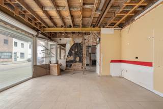 Bent u op zoek naar een commercieel pand met woonst op een interessante locatie? Dit veelzijdige handelspand met bijhorend duplexappartement biedt...