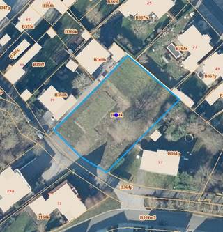 Mooi perceel met een straatbreedte van + 30m. Zonder bouwverplichting