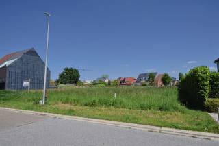 <p><span>Deze residentiële bouwgrond (lot 1) van ±8 are 26 ca is rustig gelegen in een doodlopende straat, binnen de Grote Ring van Hasselt. Het perceel is bestemd voor het realiseren van een halfopen bebouwing.</span></p><p><span>Met een straatbreedte van ongeveer ±12,95 meter biedt dit perceel u de ideale kans om uw droomwoning te realiseren.</span></p><p><span>Dankzij de gunstige ligging vormt deze bouwgrond een uitstekende opportuniteit voor wie op zoek is naar een kwalitatieve bouwlocatie.</span></p><p><span>Kenmerken:</span></p><ul><li><span>Perceelsbreedte: ±12,95 m </span></li><li><span>Perceelsdiepte: ±56,33 m </span></li><li><span>Oriëntatie: noordoost </span></li></ul><p><span> </span></p><p><span>Voor meer informatie of het ontvangen van de bouwvoorschriften kunt u contact met ons opnemen.</span></p><p><span> </span></p>