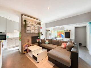 <br /><br />KNUSSE GERENOVEERDE STARTERSWONING met stadstuin op een UITERST CENTRALE LIGGING in ZOTTEGEM. Deze INSTAPKLARE WONING beschikt over EPC-LABEL C en een CONFORME ELEKTRISCHE INSTALLATIE. De inkomhal geeft toegang tot een APARTE BUREAU-/PRAKTIJKRUIMTE, gastentoilet, droge kelder en een LICHTRIJKE LEEFRUIMTE met halfopen ingerichte keuken en berging/wasplaats. De eerste verdieping telt 2 SLAAPKAMERS en een ingerichte badkamer. Op de tweede verdieping bevindt zich een RUIME 3DE SLAAPKAMER met mogelijkheid tot opsplitsing naar een 4DE SLAAPKAMER, evenals extra bergruimte. Buiten geniet u van een KNUSSE STADSTUIN met TERRAS. Winkels, station, scholen, horeca en openbaar vervoer bevinden zich op WANDELAFSTAND.<br /><br />Adres: Godveerdegemstraat 39 te Zottegem<br /><br />G-score en P-score A, Geen renovatieverplichting van toepassing, Bestuursmaatregelen in het maatregelenregister: Neen; Vrij bij akte
