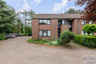Deze charmante halfopen woning is rustig gelegen in een doodlopende straat achterin de voormalige Goorboshoeven, aan het einde van de Goorboslei. De locatie garandeert privacy, rust en een aangenaam groen kader. Dit is een ideale opportuniteit voor de toekomstgerichte investeerder die op zoek is naar een duurzame meerwaarde.<br />De woning is momenteel verhuurd en blijft nog 8 jaar onder contract met een erkende verhuurpartner die instaat voor professioneel beheer en gegarandeerde huurinkomsten. Hierdoor geniet u van een zorgeloze investering met een stabiel rendement.<br />Binnenin biedt de woning een ruime en lichtrijke leefruimte met een open keuken die perfect geïntegreerd is in het geheel – ideaal voor wie houdt van open wonen en gezellig samenzijn. De woning beschikt over twee volwaardige, ruime slaapkamers die veel comfort en flexibiliteit bieden, evenals een badkamer en een aparte berging voor extra opslagruimte.<br />De woning geeft uit op een aangename tuin met een uniek, blijvend vrij uitzicht op het omliggende groen – een zeldzaam voordeel dat bijdraagt aan het wooncomfort én de toekomstige waarde. Tot slot beschikt de woning over twee private parkeerplaatsen, wat het praktisch wonen compleet maakt.<br />Kortom, deze eigendom combineert een uitstekende ligging met gegarandeerd huurrendement en toekomstpotentieel – een veilige en slimme investering zonder zorgen.<br /><br />Troeven: <br />-Geen renovatie<br />-2 staanplaatsen 🚘<br />-Zekerheid van inkomsten via "woonstroom Duffel"<br />-Conform EK ⚡️<br />-Groene omgeving 🍀<br />-...<br /><br />Voor interactieve grondplannen met foto’s, ga naar www.wijns.be en klik op de knop “virtueel bezoek”.<br />Info &amp; afspraak:  ☎ 0473/33 33 10   ✉ geoffry@wijns.be