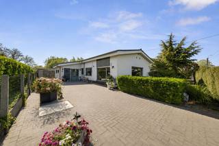 Op zoek naar een instapklare woning met drie slaapkamers, een ruime garage en een aangename tuin? Dan is deze verzorgde woning te Eernegem beslist een bezoek waard. Dankzij de praktische indeling, de lichtrijke leefruimtes en de mooie buitenruimte biedt deze eigendom alles wat nodig is voor comfortabel wonen.<br /><br />Indeling als volgt: inkomhal, lichtrijke woonkamer met gezellige zit- en eetplaats, geïnstalleerde keuken, praktische was-/bergruimte, badkamer, afzonderlijk toilet en drie volwaardige slaapkamers.<br /><br />Buiten geniet u van een verzorgde en zonnige tuin waar u in alle rust kunt ontspannen en genieten van de groene omgeving. Daarnaast beschikt de woning over een ruime garage en verschillende praktische bergingen die zorgen voor extra opslagmogelijkheden.<br /><br />Met haar praktische indeling, drie volwaardige slaapkamers, ruime garage en aangename tuin vormt deze woning een interessante opportuniteit voor wie op zoek is naar een fijne gezinswoning in Eernegem.<br /><br />Interesse? Neem contact op met Ward via 0470 20 66 88 en plan uw bezoek in.