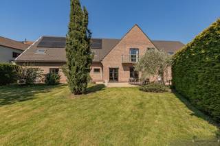 <p><span>Riante villa met uitzonderlijk potentieel (574 m² bewoonbare oppervlakte) EPC B</span></p><p><span>Ontdek deze unieke en veelzijdige eigendom met een indrukwekkende bewoonbare oppervlakte van maar liefst 574 m², gelegen op een perceel van 963 m². Deze centraal gelegen villa combineert ruimte, kwaliteit en flexibiliteit, en biedt tal van mogelijkheden: van een ruime gezinswoning tot cohousing of een praktijk aan huis (voormalige tandartsenpraktijk).</span></p><p><span>De woning werd opgetrokken met oerdegelijke en kwalitatieve materialen die perfect in harmonie zijn met het geheel. Dankzij de doordachte indeling geniet u hier van uitzonderlijk veel leefruimte en comfort.</span></p><p><span>Indeling:<br />Bij het betreden van de woning valt meteen de royale leefruimte op, bestaande uit een lichtrijke eetplaats en een functionele keuken. Daarnaast beschikt de woning over een immense mancave (of tweede leefruimte), ideaal voor ontspanning of hobbys.</span></p><p><span>De voormalige praktijkruimte omvat een aparte inkom met wachtzaal en twee burelen, wat deze eigendom uitermate geschikt maakt voor zelfstandigen of vrije beroepen.</span></p><p><span>Verder zijn er maar liefst 6 ruime slaapkamers, met bijkomende kamers die eenvoudig kunnen worden omgevormd tot extra slaapkamers uitbreidingsmogelijkheden zijn hier absoluut geen beperking. De woning beschikt over een ruime badkamer, een douchekamer op het gelijkvloers met wasplaats, en een grote zolder die nog verder kan worden ingericht.</span></p><p><span>Extra troeven:</span></p><ul><li><span>Kelderberging </span></li><li><span>Garage en tuinberging </span></li><li><span>Zonnig terras en aangename tuin </span></li><li><span>Energiezuinig met EPC-label B </span></li><li><span>Centrale verwarming op aardgas (vernieuwd in 2020) </span></li><li><span>20 zonnepanelen en thuisbatterij </span></li><li><span>Boorputwater aanwezig </span></li></ul><p><span>Deze eigendom is een buitenkans voor wie op zoek is naar ruimte, flexibiliteit en een strategische ligging. Ideaal voor grote gezinnen, zelfstandigen of wie een cohousingproject wil realiseren.</span></p><p><span>Interesse? Neem vandaag nog contact op voor een bezoek en ontdek zelf de vele mogelijkheden die deze unieke villa te bieden heeft.</span></p>