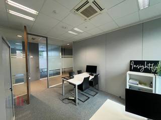 This 34 m² office space is located in a modern business centre with a highly strategic location along the N9, just 50 metres from the R4 and near the E40 and E17 interchange. There is a bus stop 85 metres away (lines 28,94,96 and 140).<br /><br />Located on the first floor, this office is stylishly furnished with designer office furniture, an ergonomic desk chair, a chest of drawers, a conference table with four chairs and filing cabinets. This professional working environment offers a comprehensive range of services, high-quality meeting rooms and an elegant event venue. Thanks to the all-in service, you enjoy maximum flexibility and a worry-free working experience. Moreover, the enterprise centre has ample parking (with charging facilities) and is fully secure.<br /><br />For more information, technical details or a site visit, please contact PANORAMA B2B on 09 225 09 02.
