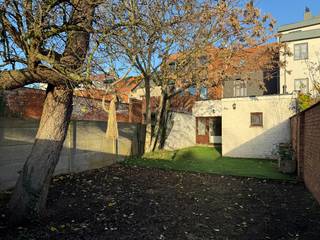 Dit comfortabel appartement is gelegen op de gelijkvloerse verdieping van een kleinschalig gebouw zonder lift. Indeling: een inkomhal, een woon- en eetkamer 44m² op tegel, een open keuken die is uitgerust met een een kookplaat, dampkap, een oven en een spoelbak. Vanuit de nachthal heeft u toegang tot de badkamer die voorzien is van een douche, een toilet en een wandmeubel en aangrenzend treft u de slaapkamer 17m². Tevens is er een aparte berging met aansluiting voor uw wasmachine/droogkast. Vanuit de leefkeuken en berging is er een toegang naar een privatieve tuin. Ideaal gelegen, namelijk in het centrum van Ekeren. Op een steenworp van het openbaar vervoer, winkels, ontspanningsfaciliteiten, restaurants, invals- en autosnelwegen, ...