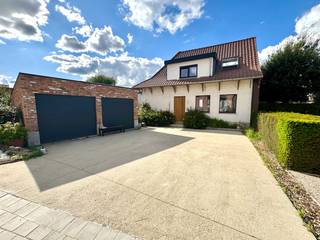 ALLEENSTAANDE WONING MET 3 SLAAPKAMERS, TUIN EN DUBBELE GARAGEBekijk de vastgoedvideo via deze link: https://youtube.com/embed/m32LzpbJSlQDeze woning...