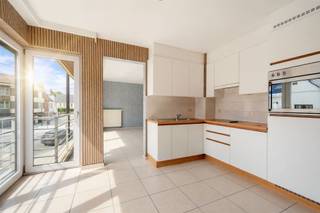 Bent u op zoek naar een ruim appartement te koop in Oostrozebeke op een uitstekende locatie? Dan is dit appartement in het centrum van Oostrozebeke precies wat u zoekt.Dit verzorgde appartement beschikt over twee volwaardige slaapkamers, een lichtrijke leefruimte en een aangenaam terras waar u in alle rust kunt genieten. Bovendien hoort bij het appartement een garage, een absolute meerwaarde die zorgt voor extra comfort en parkeergemak.Dankzij de centrale ligging in Oostrozebeke bevinden winkels, horeca, scholen, openbaar vervoer en andere dagelijkse voorzieningen zich op wandelafstand. Alles wat u nodig heeft, ligt binnen handbereik, waardoor u geniet van optimaal wooncomfort.Dit appartement met twee slaapkamers en garage in Oostrozebeke is ideaal voor starters, koppels, gezinnen, investeerders of wie op zoek is naar een comfortabele woonst op een topligging.Bij het appartement hoort ook een garage die verplicht bij te kopen is voor een prijs van 20.000 euro.Bent u op zoek naar een appartement te koop in Oostrozebeke met terras, garage en een centrale ligging? contacteer luna@immobeguin.be