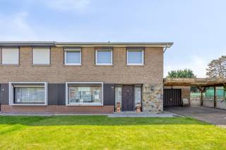 <strong>Gezinswoning met 3 slaapkamers te koop in Hulst, Tessenderlo</strong><br /><br />Nabij het centrum van Hulst (Tessenderlo) vinden we deze gezinswoning. De woning is centraal gelegen op fietsafstand van het centrum met een supermarkt, horeca en openbaar vervoer. De op- en afrit van de E313 bevindt zich op slechts enkele minuutjes rijden.<br /><br />Via de inkomhal komen we binnen in de ruime leefruimte (55m²) met open keuken (26,7m²). De leefruimte is voorzien van grote raampartijen waardoor er veel natuurlijke lichtinval is. De ruimte wordt verwarmd via een pelletkachel. De keuken is uitgerust met een kookvuur met dampkap, een vaatwasser en een koelkast. Achter de keuken bevindt zich een inpandige garage (17,83m²) en een apart gastentoilet.<br /><br />Op de verdieping zijn er drie slaapkamers (13,86m², 8,3m² en 9m²) en de badkamer. De badkamer ins ingericht met een ruime inloopdouche, een dubbele lavabo en een tweede toilet.<br /><br />In de zuid georiënteerde tuin is het heerlijk vertoeven, ideaal voor een barbecue met familie of vrienden.<br /><br />De woning wordt op het gelijkvloers verwarmd via een pelletkachel in de leefruimte en op de verdieping via airconditioning (2026). De ramen zijn voorzien van dubbele beglazing (PVC) en het dak is geïsoleerd. De berekende energiescore bedraagt 372 kWh/(m²jaar) wat resulteert in een energielabel D.<br /><br />Spreekt deze leuke gezinswoning jullie aan? Contacteer ons via info@bosmanvastgoed.be voor meer info of een bezoek ter plaatse. Wij helpen jullie graag verder!