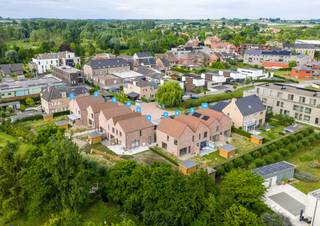 In het centrum van Wellen bouwen wij hedendaagse eengezinswoningen met elk een eigen tuin en een private autostaanplaats.<br />Deze woning (lot 1) telt 3 slaapkamers, heeft een individuele warmtepomp (vloerverwarming), PV-panelen en een afgewerkte tuinberging.<br /><br />Deze rustige, doodlopende straat met veel groen en zelfs een vijver heeft een zéér aantrekkelijke ligging. Alle faciliteiten liggen op wandel- en fietsafstand van uw nieuwe woning: de bakker, de apotheek, de bank, de bibliotheek, winkels, eetgelegenheden, scholen...<br /><br />Bent u er snel bij, dan kan u nog zelf de kwaliteitsvolle afwerking kiezen met de ruime inrichtingsbudgetten en snel verhuizen!<br /><br />Voor meer informatie ontvangen we u graag ter plaatse of op ons kantoor om uw nieuwe thuis tot in de puntjes toe te lichten. Bel nu Elien Mombaerts op het nummer 0470/38.21.30.<br /> 