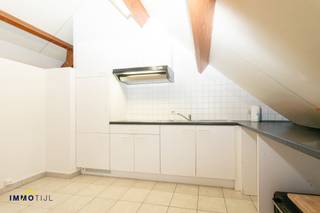 <strong>Op de tweede verdieping van een kleinschalig gebouw vinden we dit compact appartement, ideaal voor een alleenstaande of koppel. </strong><br /><br />Het appartement beschikt over een aangename leefruimte met veel natuurlijk daglicht en een open keuken die uitgerust is met nieuwe toestellen. Er is bovendien een voorziening voor een vaatwasmachine, wasmachine, droogkast en diepvries. <br />Verder omvat het appartement een ruime slaapkamer, een badkamer met douche en een apart toilet. <br />Bij het appartement horen een vaste autostaanplaats én een garage. <br /><br /><strong>Het appartement is rustig gelegen in een groene omgeving ideaal voor wie houdt van natuur.</strong><br /><strong>Huurders zijn hier verzekerd van lage energiefacturen dankzij een gunstig EPC door de aanwezigheid van zonnepanelen. </strong><br /><strong>Daarnaast is het appartement voorzien van airco en zijn alle ramen uitgerust met vliegenramen en verduistering.</strong><br /><br />Huurprijs: € 650 / maand<br /><br /><strong>Beschikbaar vanaf 15 januari.</strong><br /><br />Meer info en bezoeken: joke@immotijl.be of 052 690 691