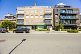 Dit recent opgefrist appartement op de benedenverdieping is centraal gelegen te Kortrijk, op wandelafstand van zowel het centrum als het station. Het appartement beschikt over een inkomhal, een lichtrijke woonkamer met aansluitend een recente ingerichte open keuken. De vernieuwde badkamer is uitgerust met een lavabo in meubel, een douche en een toilet. Daarnaast is er één ruime slaapkamer. De aanwezigheid van een aparte wasplaats, berging en kelder maken het appartement extra functioneel. De kelder is toegankelijk via de lift. <br />Er wordt verwarmd via centrale verwarming op aardgas. Extra troef is de conforme elektriciteit!<br />Een ideale woonst voor wie belang hecht aan een centrale ligging: bijzonder geschikt voor alleenstaanden of pendelaars die comfortabel willen wonen met alle nodige faciliteiten.<br />Nieuwsgierig geworden? Plan snel een bezoek en ontdek zelf het comfort en de ligging van dit aangename appartement! Op heden is dit pand goed verhuurd!