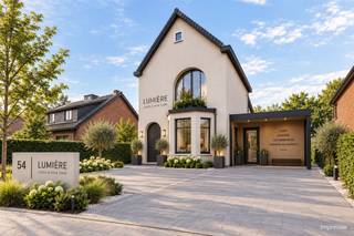 <p>Maison de caractère avec des possibilités de pratique et un potentiel exceptionnel dans un emplacement de choix à Kasterlee<br /><br /> Derrière cette façade élégante se cache une maison étonnamment spacieuse où vivre, travailler et se détendre se fondent harmonieusement. Grâce à un agencement bien pensé, des espaces de vie généreux et des possibilités polyvalentes, cette propriété représente une opportunité unique pour les familles, les indépendants et les amoureux de l'espace.<br /><br />En entrant dans la propriété, vous êtes immédiatement accueilli par un hall d'entrée impressionnant avec un escalier de caractère et une ligne de vue exceptionnelle qui se prolonge dans la profondeur de la maison. Cette expérience ouverte crée immédiatement un sentiment d'espace et de lumière.<br />À l'avant se trouve une pièce séparée qui se prête parfaitement à un cabinet, un bureau ou une profession libérale. De plus, la maison se déploie en un espace de vie généreux, complété par un salon cosy ou une salle polyvalente qui permet de nombreux remplissages.<br />La cuisine ouverte à vivre est le cœur de la maison. Grâce à son agencement spacieux, à son îlot de cuisson et à ses sièges intégrés, elle est l'endroit idéal pour se réunir en famille et entre amis. A l'extérieur, vous profiterez de deux terrasses spacieuses qui, ensemble, constituent une excellente base pour créer un beau jardin profond, où la tranquillité, l'intimité et la vie en plein air sont essentielles.#Au premier étage, la propriété dispose de deux chambres spacieuses, d'une salle de bains élégante, d'une pièce séparée qui pourrait idéalement servir de dressing ou de salle de chaussures, d'une salle de livres confortable et d'une agréable terrasse sur le toit où vous pourrez profiter de l'extérieur en toute tranquillité.<br /><br />L'étage mansardé offre également la possibilité de créer deux chambres supplémentaires, ce qui permet à la propriété d'évoluer sans effort avec vos besoins de vie.#Enfin, la propriété dispose d'un garage, d'un carport et de pas moins de trois places de parking privées.<br />NewLine#Tricks in a row :<br />- Cabinet ou bureau à domicile<br />- Volumes habitables étonnamment spacieux<br />- Cuisine ouverte avec coin salon<br />- Salon supplémentaire ou salle polyvalente<br />- Sous-sol et grands espaces de rangement<br />- Deux terrasses avec possibilité d'un grand jardin<br />- Salle de livres et terrasse sur le toit<br />- Possibilité de 4 chambres grâce à l'étage mansardé<br />- Garage, carport et 3 places de parking privées<br />- Emplacement convoité à Kasterlee<br /><br />Une maison qu'il est impossible d'apprécier pleinement de l'extérieur. Ici, vous découvrirez l'espace, le confort et les possibilités qui se déploient pas à pas. Une visite vous surprendra sans aucun doute.</p>