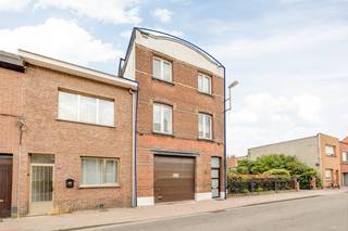 Rijwoning met groot magazijn!In de centraal gelegen en rustige Commandant Weynsstraat in Hoboken vind je deze goed gerenoveerde en verrassend ruime...