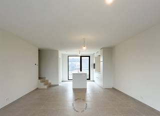 Dit luxe duplexappartement is prachtig gelegen in het rustige groene Verrebroek.Het appartement is gelegen op de eerste en tweede verdieping.Uw...