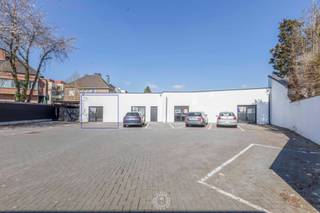 <span>Kwalitatief kantoor op toplocatie in het centrum van Temse, nabij openbaar vervoer en invalswegen. <br />Dit modern kantoor (A2) met een oppervlakte van 57 m² maakt deel uit van het <strong>HUB business-center</strong>. <br /><br />Het kantoor werd kwalitatief afgewerkt en is <strong>voorzien van alle comfort</strong> en eigen sanitair. Gunstig EPC met <strong>label B</strong> <em>(referentie: 46025-G-OMV_2018086954/EP14805/A001/D01/SD001)</em><br /> <br />De maandelijkse huurprijs bedraagt <strong>€ 650 + € 250 kosten + BTW </strong><br /><em><u><strong>De kosten omvatten:</strong> </u>verbruik van nutsvoorzieningen, airco en verwarming, gebruik van parking, internet (wifi) op een afgesloten netwerk, camerabewaking, gebruik en verbruik van 1 telefonielijn (incl. toestel), bestickering van deur en logo in de doorrit en brievenbus, afvalverwerking). </em><br /><br />Het kantoor is <strong>onmiddellijk beschikbaar</strong>. </span><br /><br />Interesse? Bel voor info of een vrijblijvend bezoek naar 03/502.98.74 of mail <strong>cvg@claves.be </strong>