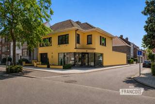 Langs één van de drukste invalswegen van Assebroek bevindt zich dit veelzijdige handelspand met ruim duplexappartement. Een eigendom die jarenlang dienst deed als voormalige begrafenisonderneming en vandaag een uitzonderlijke opportuniteit biedt voor ondernemers, investeerders of zelfstandigen die op zoek zijn naar een combinatie van wonen en werken op een commerciële toplocatie.<br /><br />Het gebouw omvat een commercieel handelsgelijkvloers van maar liefst 260 m², dat dankzij de open indeling volledig naar eigen wensen kan worden ingericht. De ruimte beschikt over een inpandige garage met automatische sectionaalpoort, een gastentoilet en tal van mogelijkheden voor uiteenlopende commerciële activiteiten, een showroom, praktijkruimte, kantoor of vrij beroep. De uitstekende visibiliteit en vlotte bereikbaarheid maken van deze locatie een ideale uitvalsbasis voor elke onderneming.<br /><br />Aansluitend bevindt zich een kelderverdieping van circa 40 m², ideaal als opslagruimte of archief.<br /><br />Het handelsgelijkvloers wordt aangevuld met een ruim duplexappartement van circa 186 m², waardoor deze eigendom zich uitstekend leent voor wie wonen en werken wenst te combineren. Op de eerste verdieping bevindt zich een lichtrijke leefruimte met aansluitende keuken, een aangenaam terras, een bureau of eerste slaapkamer, een badkamer en een afzonderlijk gastentoilet. De tweede verdieping beschikt over drie volwaardige slaapkamers.<br /><br />Dankzij de royale oppervlaktes, de flexibele indeling en de combinatie van een ruime handelsruimte met een volwaardig appartement biedt dit pand tal van mogelijkheden. Of u nu op zoek bent naar een eigendom om wonen en werken te combineren, een commercieel pand met ruime woongelegenheid of een interessante investering met toekomstpotentieel, deze eigendom vormt een unieke kans.<br /><br />Een veelzijdig pand met karakter, ruimte en commerciële troeven op een uitstekende locatie in Assebroek. Ontdek tijdens een bezoek zelf de vele mogelijkheden die deze eigendom te bieden heeft.<br /><br />Interesse? Contacteer Demetrio voor een bezoek via demetrio@immofrancois.be<br /><br /> of 0474 90 37 80.<br /><br />