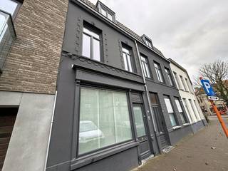 This 5-bedroom house with an office and a sunny terrace is for rent in the Klaverstraat in Veurne. Located in a central location, close to the...