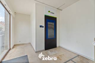 Op zoek naar een centraal gelegen pand met tal van mogelijkheden? Welkom in de Stationstraat 7 te Tielt – een bruisende locatie op wandelafstand van het station, winkels, horeca en andere voorzieningen.<br /><br />Dit gelijkvloers handelspand, waar vroeger de AXA/Crelan-bank gevestigd was, biedt een waaier aan invullingen. Of je nu ondernemer bent op zoek naar een praktijk- of kantoorruimte, of eerder droomt van een gelijkvloers appartement met zicht op een stadstuintje.<br /><br />Via de inkomhal aan de straatzijde stap je binnen in de voormalige bankruimte, een heldere en uitnodigende ontvangstruimte. Hierachter vind je een aparte bureauruimte die vlot doorloopt naar een tweede werkruimte, de grote raampartijen zorgen voor overvloedig natuurlijk licht én zicht op het achterliggende terras. Daarnaast is het eenvoudig mogelijk om van de ruimtes één geheel te maken. <br /><br />Het pand beschikt bovendien over twee toegangen:<br />- Een rechtstreekse buitendeur naast het raam aan de voorgevel, waardoor klanten of bezoekers rechtstreeks vanop straat toegang hebben tot het pand.<br />- Een tweede toegang via de gemeenschappelijke inkomhal binnen het gebouw.<br /><br />Verder beschikt het pand over een berging, een toilet en een praktische kelder. <br /><br />Tot slot heeft dit eigendom een centrale verwarming op aardgas, geen renovatieplicht, dubbele beglazing, centrale ligging in Tielt – perfecte zichtbaarheid en bereikbaarheid en is het veelzijdig inzetbaar: zowel als handelspand als woonst (mits de nodige aanpassingen).<br /><br />Bestuursmaatregelen in het maatregelenregister: nee<br /><br /><strong>Ook wild geworden van deze thuis?<br />Twijfel niet langer en leg vandaag nog uw bezoek vast!</strong>