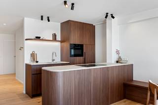 On the second floor, we find this beautifully renovated, luxurious two-bedroom apartment with a frontal sea view. This apartment has been meticulously finished from start to finish, with the option to purchase additional furniture chosen by the interior designer. A perfect combination of class, sea views, and tranquility. <br /><br />The layout of the second-floor apartment is as follows:<br />Entrance hall, toilet, bathroom, two bedrooms, living room with open-plan kitchen, and a terrace on the Zeedijk with a frontal sea view.<br /><br />Some advantages:<br />- Completely renovated, including drains, plumbing, and electrical wiring<br />- Luxurious finishes by the interior designer<br />- Frontal sea view in the heart of Koksijde-Bad