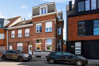 Bent u op zoek naar een interessante opbrengsteigendom in het fiscaal aantrekkelijke Aartselaar? Dan is deze unieke opportuniteit, gelegen vlakbij de winkelstraat, zeker het ontdekken waard. Dankzij de centrale ligging geniet het pand bovendien van een uitstekende mobiscore van 8,8/10.<br /><br />Kadastraal staat dit eigendom gekend als een woning.<br /><br />Op het gelijkvloers leidt de inkomhal naar de zitruimte (18 m²) en eetkamer (15 m²), die momenteel ingericht zijn als twee slaapkamers. Achteraan bevindt zich een open, volledig ingerichte keuken (11 m²) met toestellen, aansluitend op een ruime badkamer (13 m²) en een aparte CV-berging. De diepe, zuidgerichte tuin is bereikbaar via een praktische zij-ingang.<br /><br />De eerste verdieping omvat vooraan een slaapkamer (18 m²), centraal een leefruimte (15 m²) en achteraan een eetkeuken (11 m²) en badkamer (13 m²). De tweede verdieping heeft een gelijkaardige indeling als de eerste verdieping.<br /><br />Het EPC-attest dateert van vóór de volledige renovatie. De elektriciteit is conform en het pand is voorzien van dubbele beglazing in PVC-ramen.<br /><br />Het bruto rendement bedraagt momenteel 6,18% door de verhuring van het 1e verdiep en het gelijkvloers.<br /><br />Contacteer ons kantoor gerust om, in overleg met de huidige huurders, een plaatsbezoek in te plannen.
