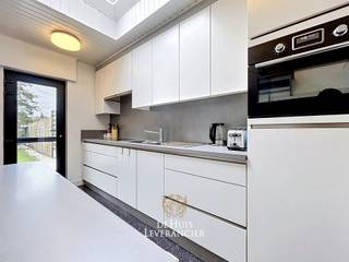 In een aangename en rustige woonomgeving vinden we deze smaakvol gerenoveerde rijwoning, gelegen aan de Crauwelshoeve in Lint.Deze charmante woning...