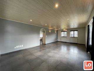 Deze woning is gelegen in een rustige doodlopende straat en toch dicht bij het centrum van Lochristi. De woning omvat: inkomhal met apart toilet, ruime lichtrijke living, grote ingerichte keuken, wasplaats met douche, bureau of slaapkamer en garage met zolderruimte. De eerste verdieping omvat: ruime nachthal, 4 slaapkamers waarvan één met dressingruimte en ruime badkamer met ligbad, inloopdouche, toilet en kast met dubbele lavabo. Er is ook een ruime zolder aanwezig boven de garage en boven op de kleinste slaapkamer.<br />Beschikbaar vanaf 1/5/2026.<br />De huurprijs is 1550€/maand.<br />Interesse in deze prachtige alleenstaande woning? Mail ons met jouw naam EN telefoonnummer: info@loimmo.be<br />Wij contacteren u na het invullen van de inlichtingenfiche, geen telefonische afspraken!